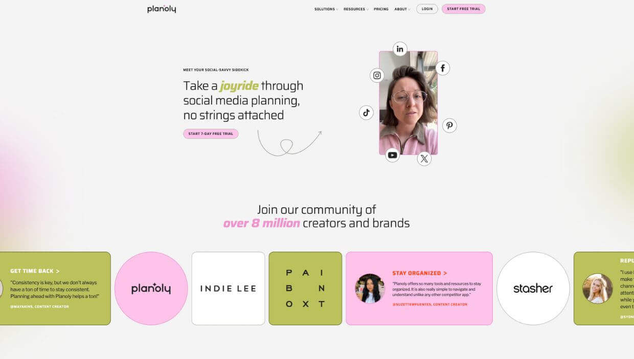 Página de inicio de Planoly con creadora en video y logotipos de redes sociales alrededor.