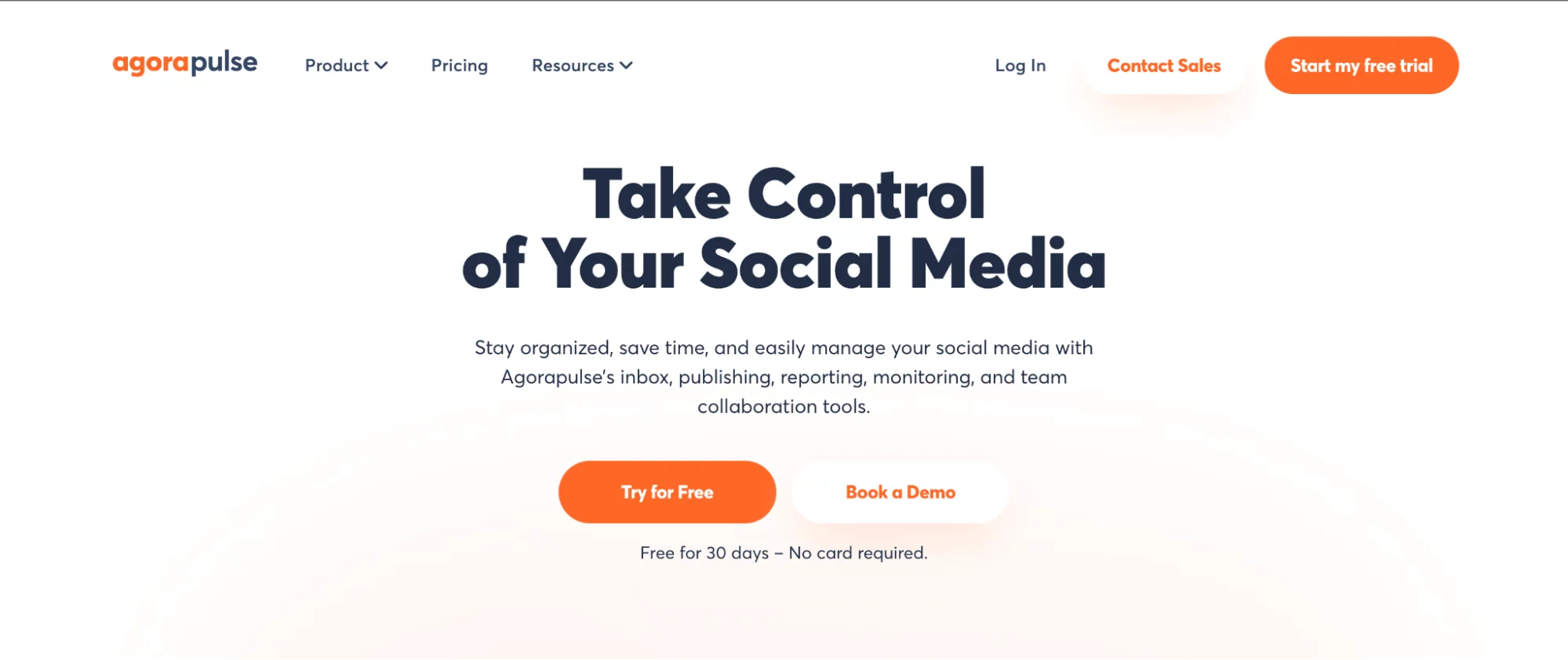 Página de inicio de Agorapulse destacando control de redes sociales y prueba gratuita.