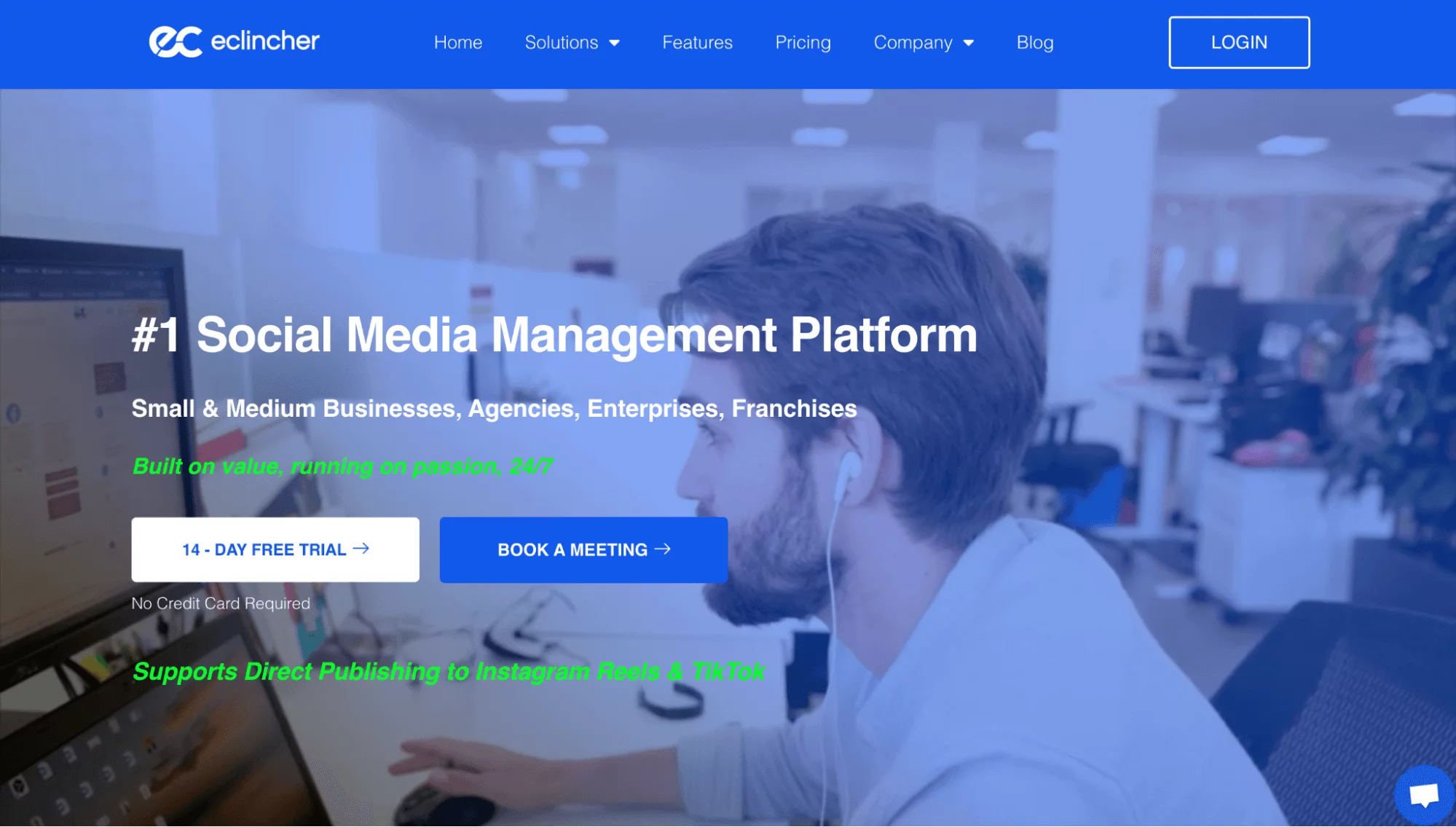 Hombre trabajando en oficina con mensaje promocional de eClincher y botones de prueba gratuita.